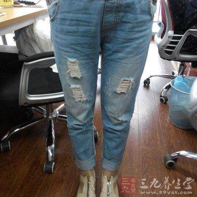 女人两脚间「缝隙大」代表著什麼?男人要小心了!